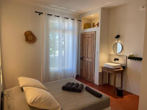 une chambre avec un lit avec un miroir et une fenêtre dans l'établissement Maison de maitre proche plage à Aigues-Mortes, à Aigues-Mortes