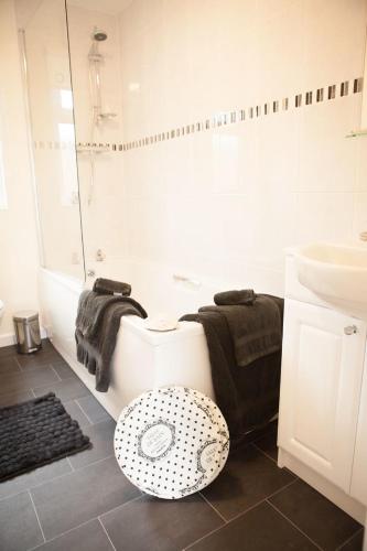 A bathroom at Strathearn Lodge 