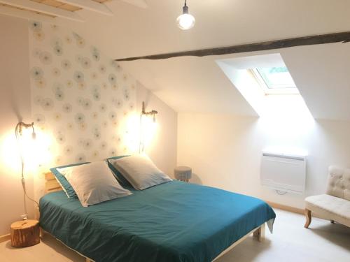 Un dormitorio con una cama verde y una ventana en Gite du chene en Ledeuix
