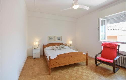 um quarto com uma cama e uma cadeira vermelha em Cozy Apartment In Sal With Lake View em Salò