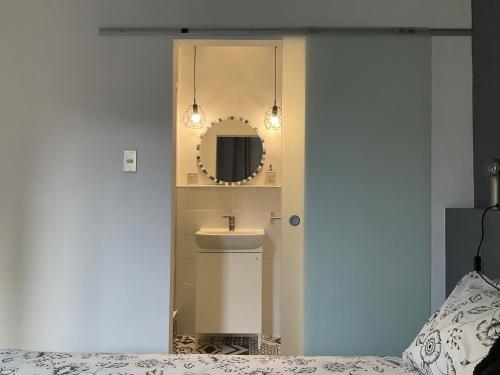 uma casa de banho com um lavatório e um espelho em CINQUE TORRI AFFITTACAMERE em Osimo