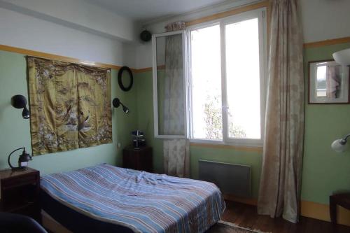 une chambre avec un lit et une fenêtre dans l'établissement Logement entier, vue, Paris centre, Catacombes, à Paris