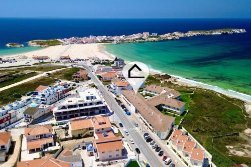uma vista aérea de uma praia com edifícios e o oceano em Carlos House - Baleal beach, Sunny balcony, Shared pool no Baleal