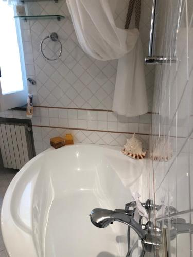 Esclusiva villa sul mare Tropea في بارغيليا: حمام مع حوض استحمام مع حوض