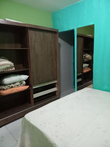 ein Schlafzimmer mit einem Bett und einer blauen Wand in der Unterkunft Quarto dormitório in Campina Grande