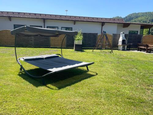 a hammock in the grass in a yard at Haus zum Glück in Reifnitz