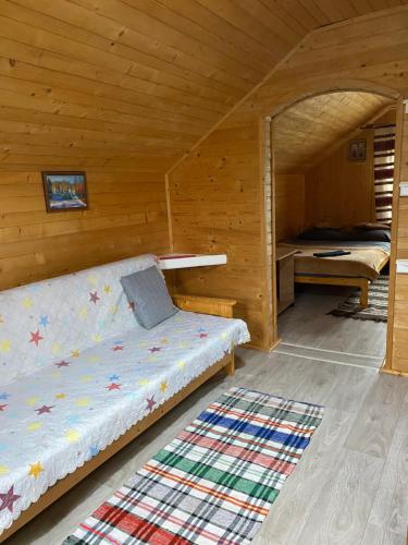 ヤブルニツァにあるSadiba Rozchilの木造キャビン内のベッド2台が備わる部屋