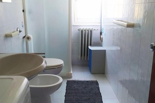 bagno con lavandino, servizi igienici e finestra di Casa Savia, vacanze lago d'Iseo a Pisogne