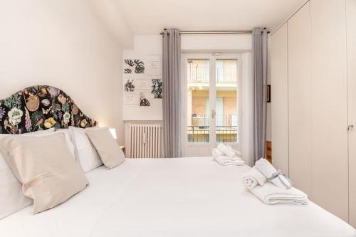 a bedroom with a large white bed with white pillows at [RELAX- 7 POSTI] A pochi passi dal mare in Porto San Giorgio