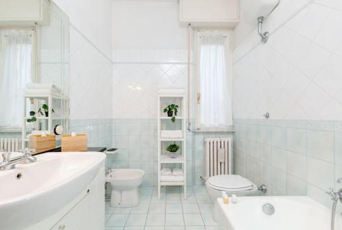 a white bathroom with a sink and a toilet at [RELAX- 7 POSTI] A pochi passi dal mare in Porto San Giorgio