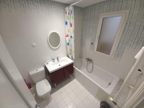 een badkamer met een toilet, een wastafel en een douche bij Cozy Inn Lac 2 in Tunis