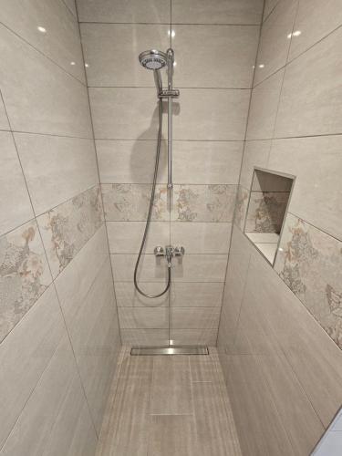 eine Dusche mit Duschkopf im Bad in der Unterkunft APARTMAN ELI in Supetar