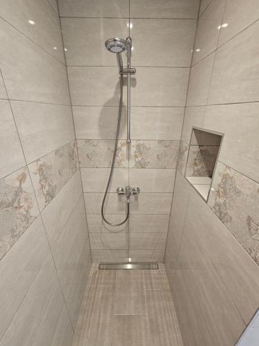 una doccia con soffione in un bagno di APARTMAN ELI a Supetar (San Pietro di Brazza)
