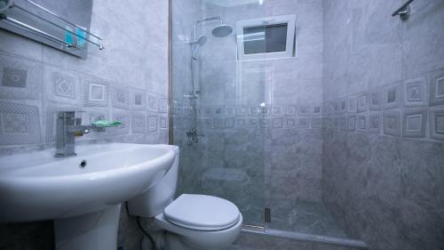 La salle de bains est pourvue d'une douche, de toilettes et d'un lavabo. dans l'établissement Дом отдыха ира, à Ureki