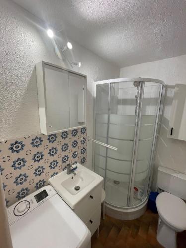 une salle de bain avec une douche, un lavabo et des toilettes dans l'établissement Villa 5 pièces Sanary - 12 min à pied plage Bandol Lido - 350 m carres jardin - Climatisation - Vue Montagne du Gros cerveau - la pinède, à Sanary-sur-Mer