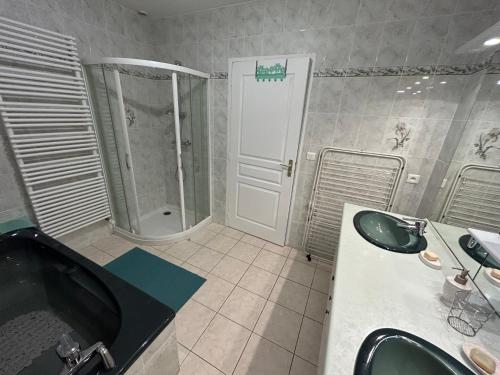 A bathroom at Gîte en Périgord avec piscine