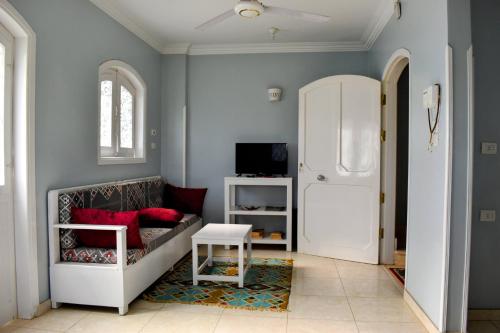 salon z kanapą i telewizorem w obiekcie Villa Rebecca w mieście Luksor