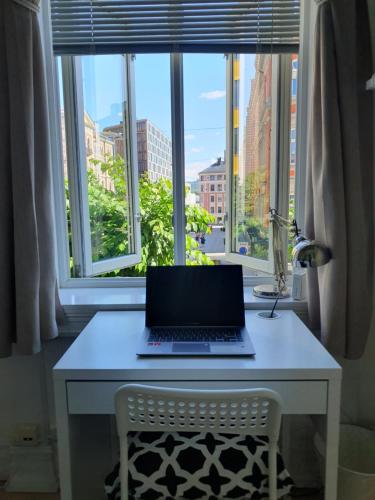 Televisyen dan/atau pusat hiburan di Bright and charming apartment from 1878 with view to the new National Museum in Oslo