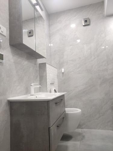 bagno con lavandino e servizi igienici di Apartment AS MOON with swimming pool a Spalato (Split)