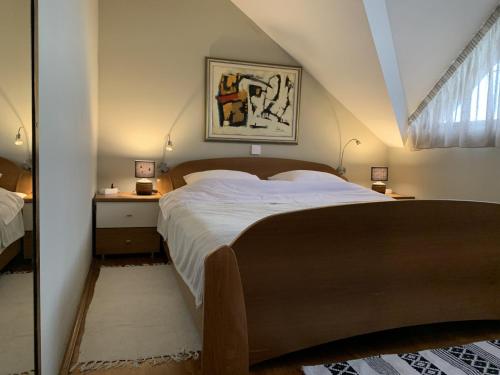 Un dormitorio con una cama grande y una ventana en EDEN Apartment, en Sveta Nedjelja