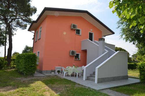 a house with an orange at Ville Maitè in Bibione
