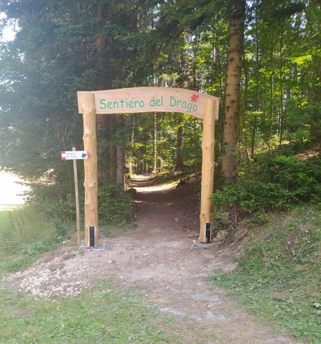 a sign that says santander del dipride on a trail at Casetta Maia in Lavarone