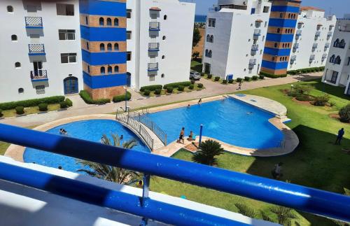 una vista aérea de una piscina frente a los edificios en La puesta del sol en Briech