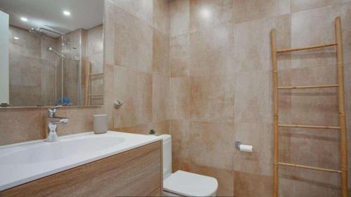 La salle de bains est pourvue d'une baignoire, de toilettes et d'un lavabo. dans l'établissement Sunset Golf Urbanisation - La Rasina Golf and Country Club, à Estepona