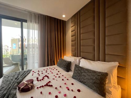 Un dormitorio con una cama con rosas rojas. en ZEN Suites Hotel Massira en Casablanca