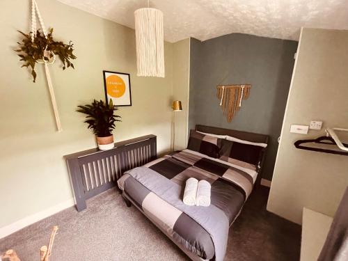 een slaapkamer met een groot bed met 2 kussens bij Newmarket Cosy Stay in Newmarket