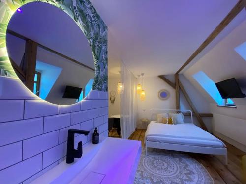 baño con espejo y cama en una habitación en Zentrale 1-Zimmer-Ferienwohnung mit digitalem Check in en Hof