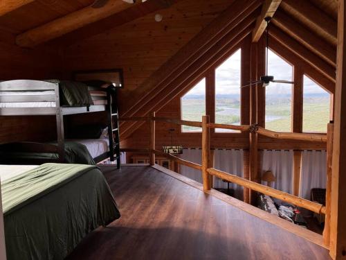 1 dormitorio con literas en una cabaña de madera en New Listing! River frontage!, en Clark