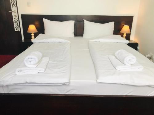 Een bed of bedden in een kamer bij Apartamente 9 - Naomi