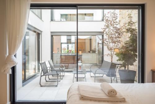 una camera con letto e un balcone con sedie di Loft in Porto a Porto