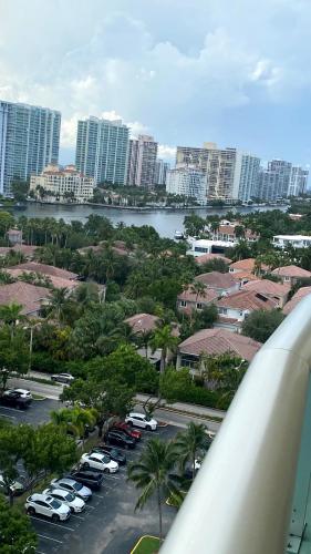 Γενική άποψη της πόλης Sunny Isles Beach ή θέα της πόλης από  αυτό το διαμέρισμα