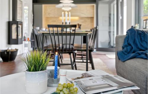 ein Esszimmer und ein Wohnzimmer mit Tisch und Stühlen in der Unterkunft Nice Home In Odder With Wifi in Odder