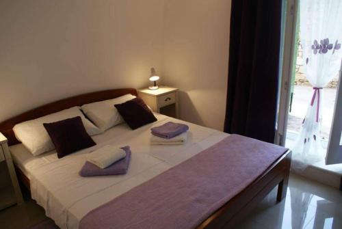 Tempat tidur dalam kamar di Two rustikal apartments in Vila ''U Kali'' close to the beach, reserved parking place
