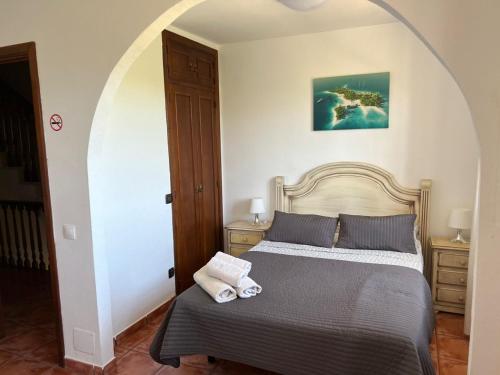 een slaapkamer met een bed in een boog bij El Camison Apartment in Playa de las Americas