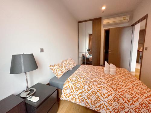 Posteľ alebo postele v izbe v ubytovaní 1BR Luxury Condo 50m to Thonglor BTS station