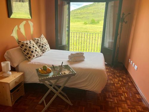 Postel nebo postele na pokoji v ubytování VILLA CARMEN coqueto apartamento con piscina y garaje by Apartamentos Logrono