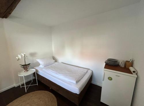 a small room with a bed and a small table at EZ im Herzen von Gladenbach in Gladenbach