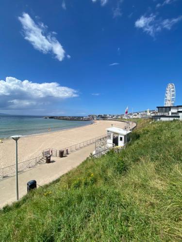 Blick auf den Strand und das Meer in der Unterkunft LUNA LUX Apartment in Portrush