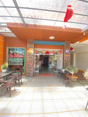 a restaurant with tables and chairs in a building at Khách sạn Ban Mê Xanh (Ban Me Xanh Hotel) in Buon Ma Thuot