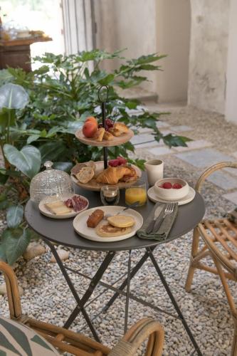 une table avec des assiettes de nourriture dessus dans l'établissement De Vert et d'O, à Vinsobres