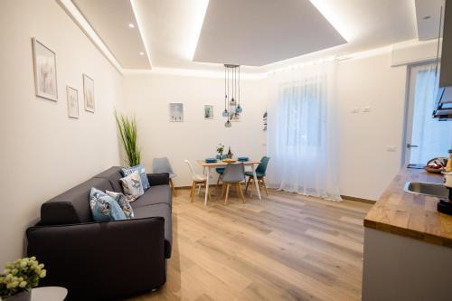 una sala de estar con un sofá y una mesa en ELEGANT HOUSE BY THE SEA RAPALLO - 50 meters from the beach ,near Portofino, en Rapallo