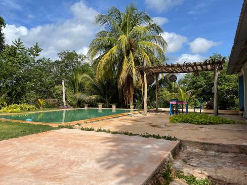Casa de campo Hacienda Multunkú Minerva tesisinde veya buraya yakın yüzme havuzu
