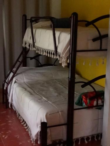 a couple of bunk beds in a room at Casa de campo Hacienda Multunkú Minerva in Seyé