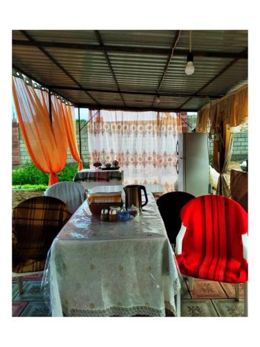 stół i krzesła pod namiotem ze stołem w obiekcie СафияGold w mieście Czołponata