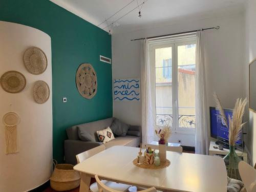un salon avec une table et un canapé dans l'établissement Cosy Blue Nice, à Nice
