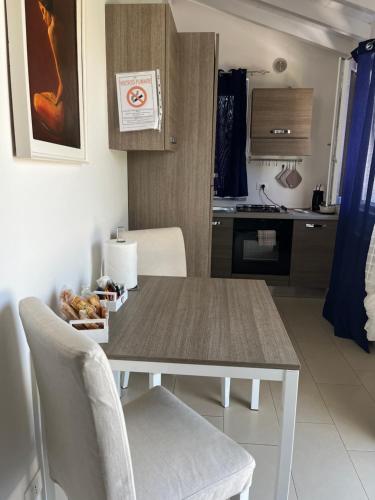 eine Küche mit einem Tisch und Stühlen im Zimmer in der Unterkunft Casa Vacanze Randelli in Ameglia